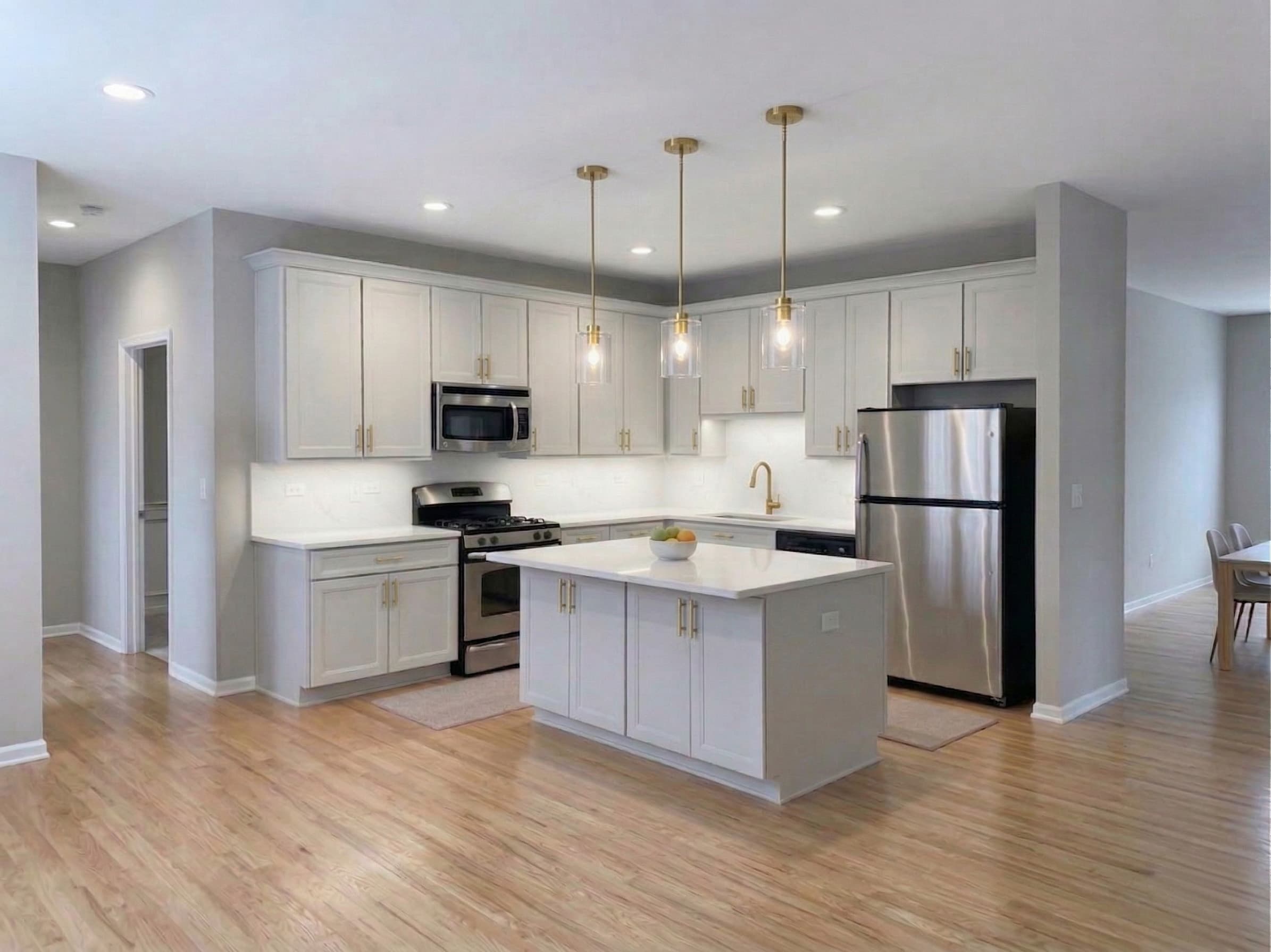 Warm White cabinet finish — Warm white shaker · Gold hardware